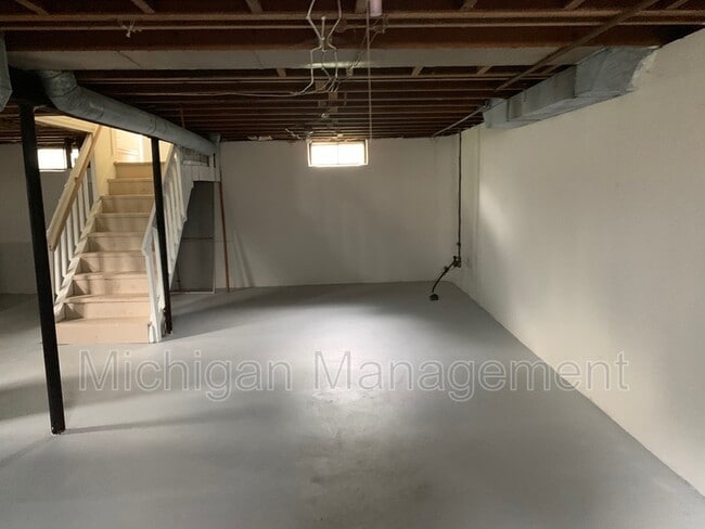 Building Photo - 32469 Rosslyn Ave