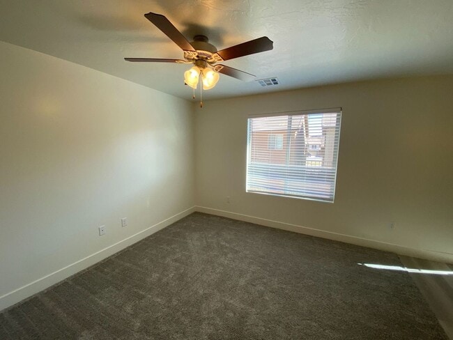 Building Photo - Beautiful 4 bed and 2.5 Bath in Desert Bluff Townhomes at Desert Canyons