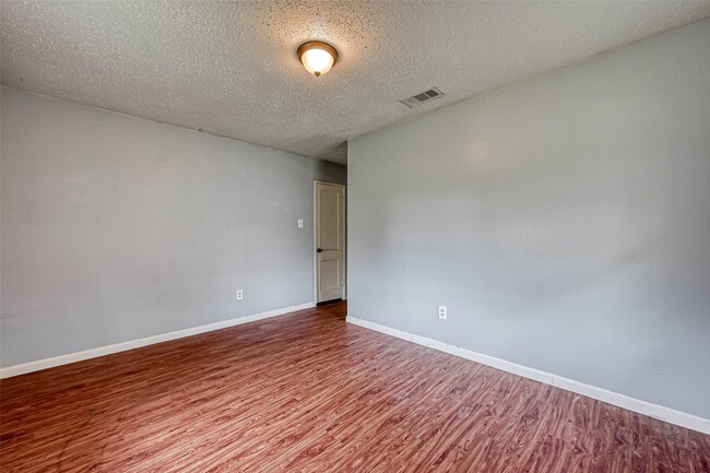 Building Photo - 5431 Willow Glen Dr