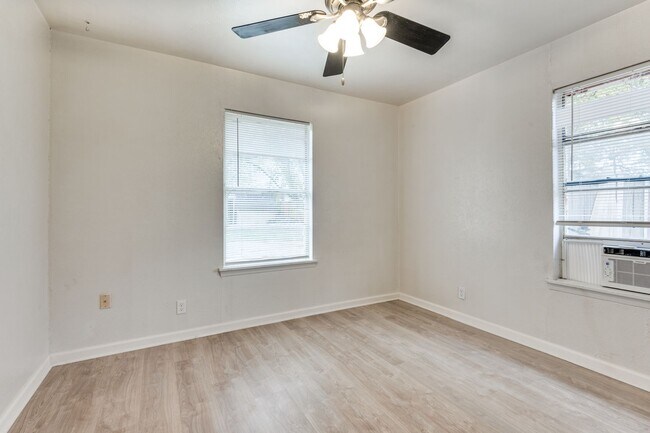 Building Photo - Stylish Duplex in Irving - HUGE Backyard!