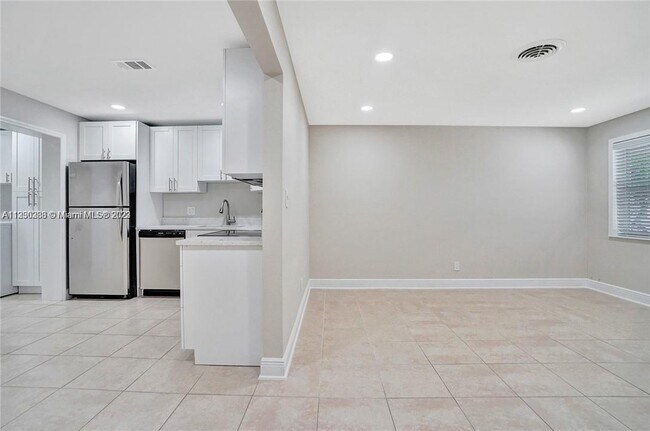 Building Photo - 9457 SW 52nd Ct