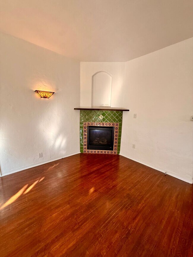 Building Photo - 2166 Beachwood Terrace