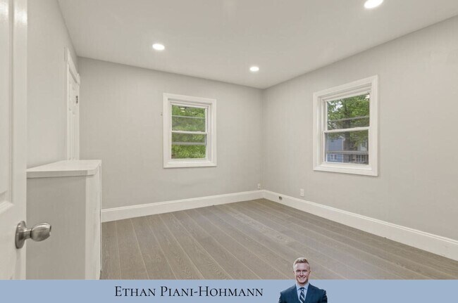 Building Photo - 7 Cozy St