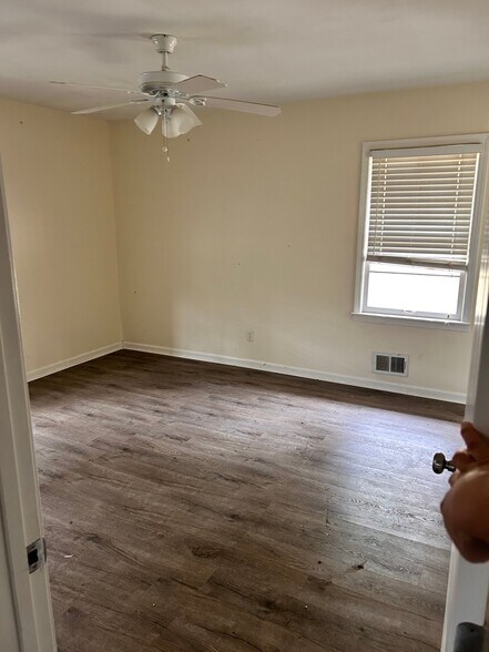 Building Photo - 5007 Spring Hill Dr