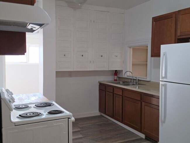 Building Photo - 2 Bed 1 Bath main floor Apartment in Berrien Springs