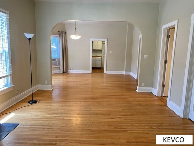 Building Photo - 321 Edwards St