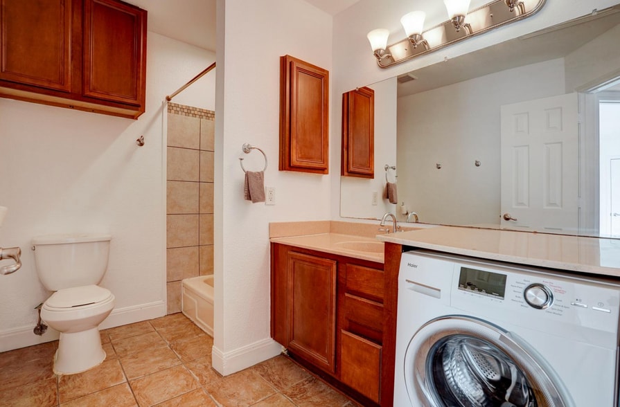 bathroom - 4306 Avenue A