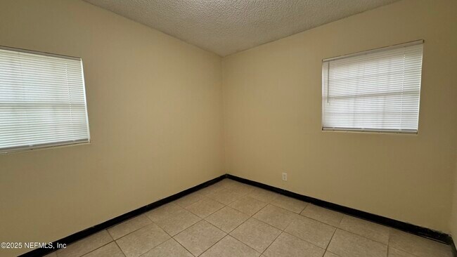 Building Photo - 2354 Leonid Rd