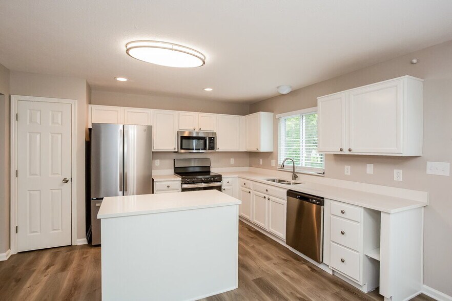 Building Photo - 4751 Lakestone Dr