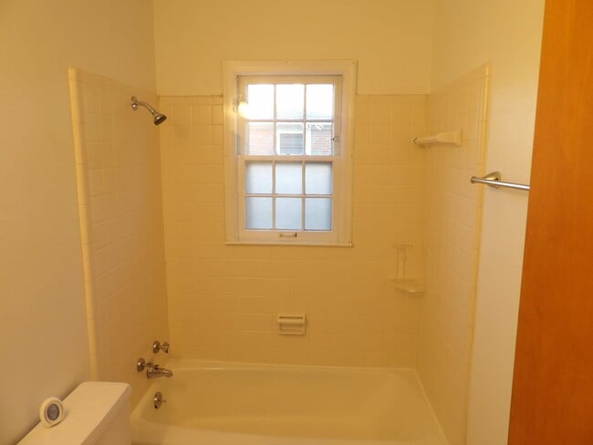 Building Photo - 837 Malabu Dr