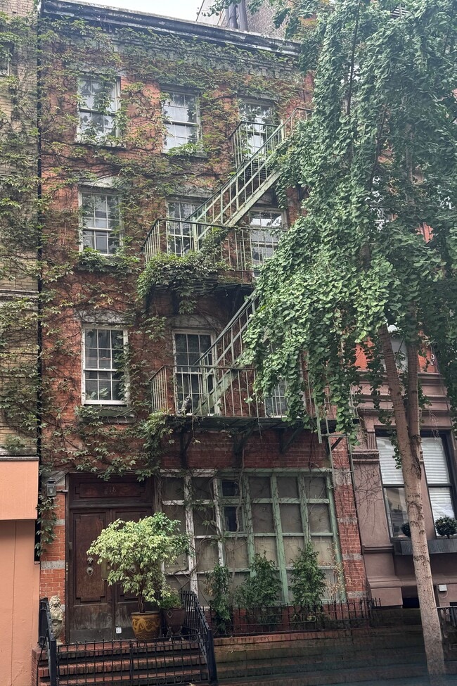 Building Photo - 218 E 25th St