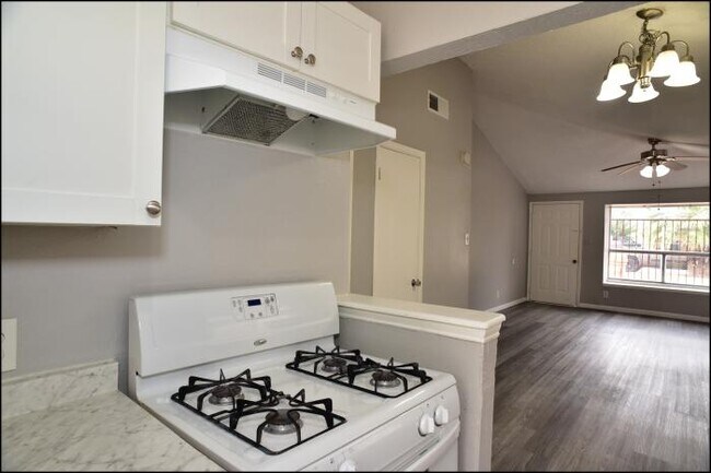 Building Photo - 2 bedroom in El Paso TX 79907