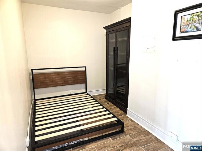 Building Photo - 1203 River Rd