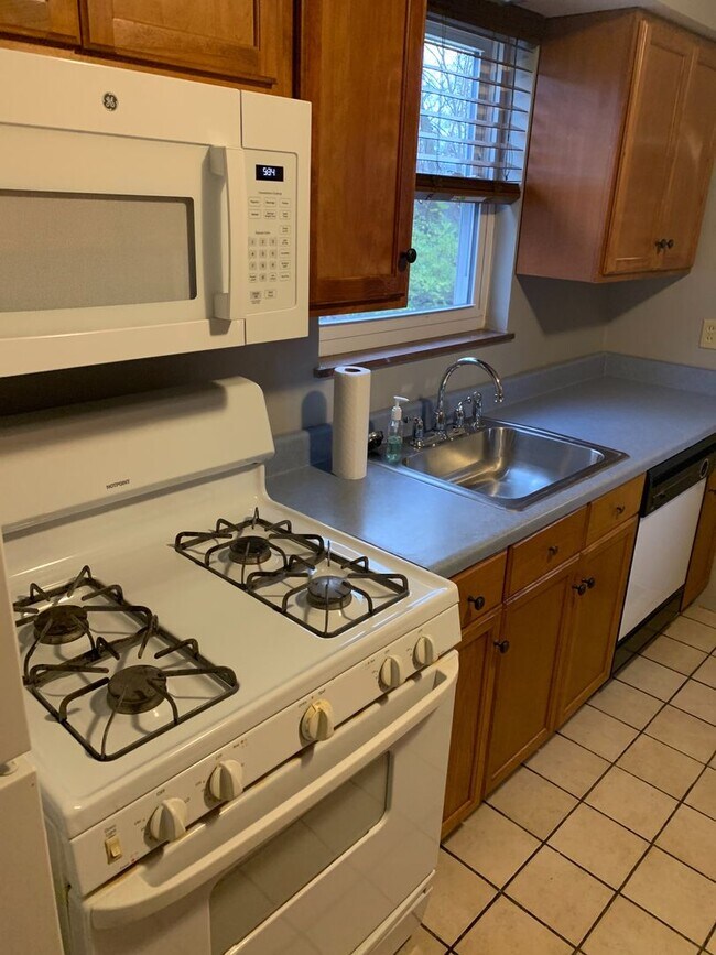 Building Photo - Lovely Two Bedroom Home on a Quiet Street