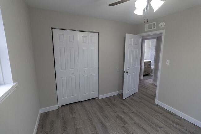 Building Photo - Fully Updated 2 BDR Apartment