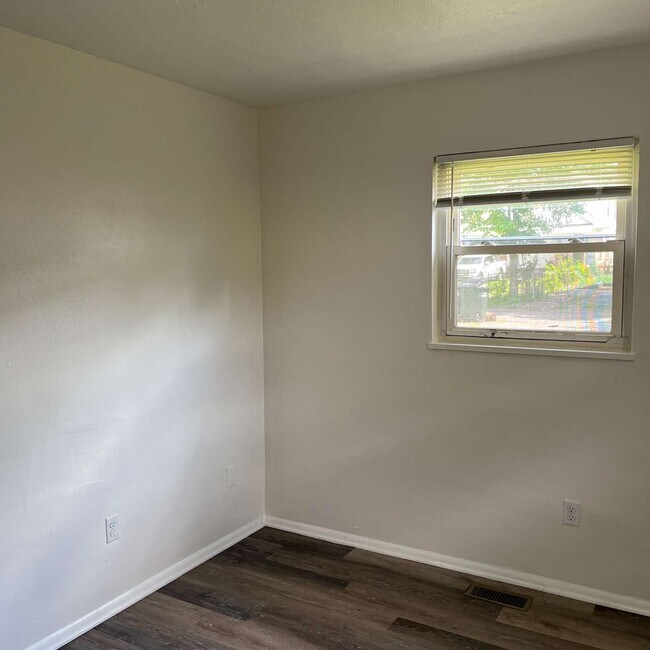Building Photo - 256 S Harbine Ave