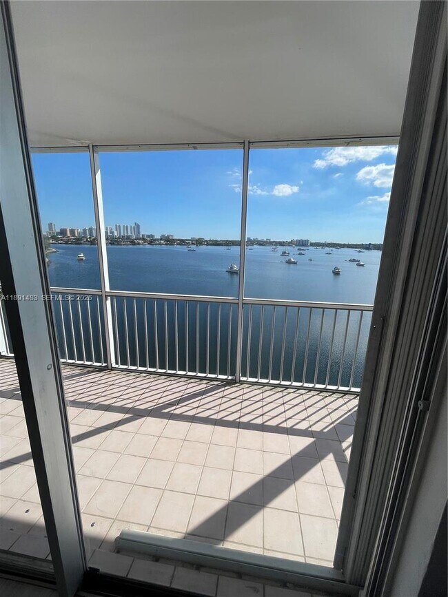 Building Photo - 2910 Point E Dr