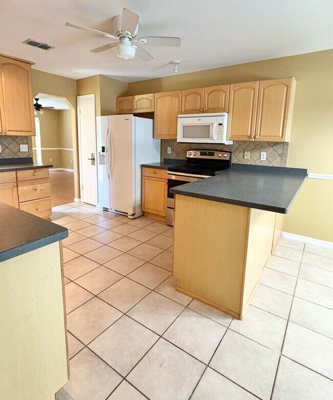 Building Photo - Pool Home in Desired SE Ocala