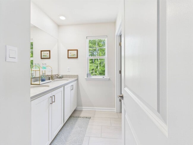 Building Photo - Stunning 5 Bedroom 4.5 Bathroom Located in...
