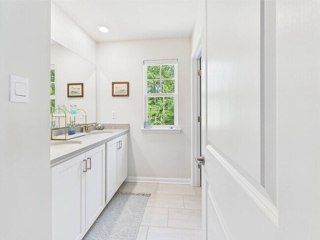 Building Photo - Stunning 5 Bedroom Home Located in William...
