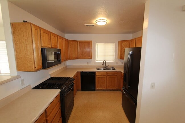 Building Photo - Spacious East Side 4BR Townhome with Fenced Yard