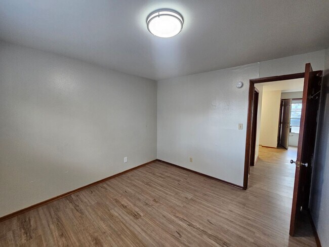 Building Photo - 2bed/1bath 2 block from EWU Campus with free parking!  $750 move in fees waived