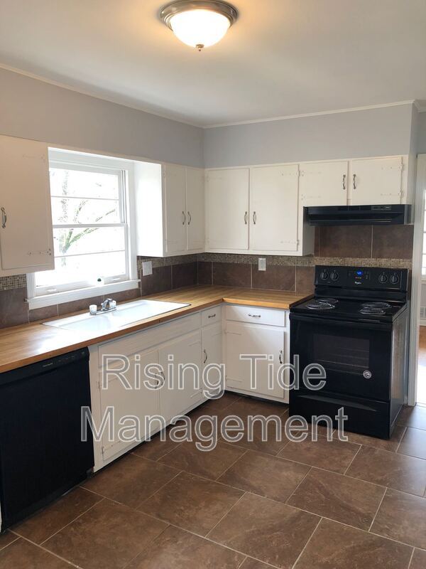 Building Photo - 928 5 Mile Rd