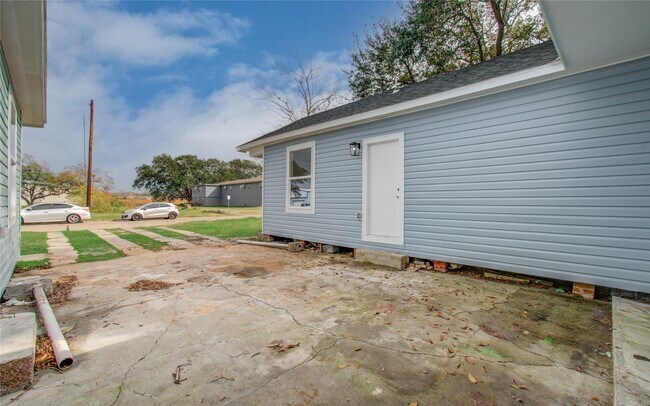 Building Photo - 114 S Iowa St