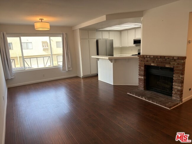 Building Photo - 9915 Variel Ave