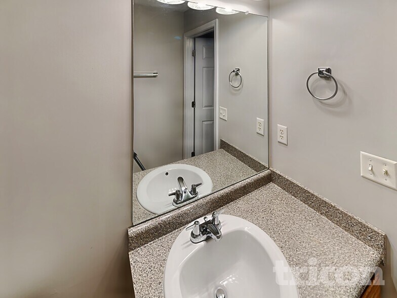 Building Photo - 66 Justin Dr