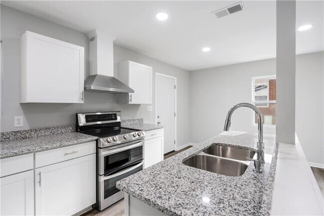 Building Photo - 1357 Plaza Ave SW