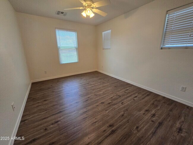 Building Photo - 1514 E Hummingbird Way