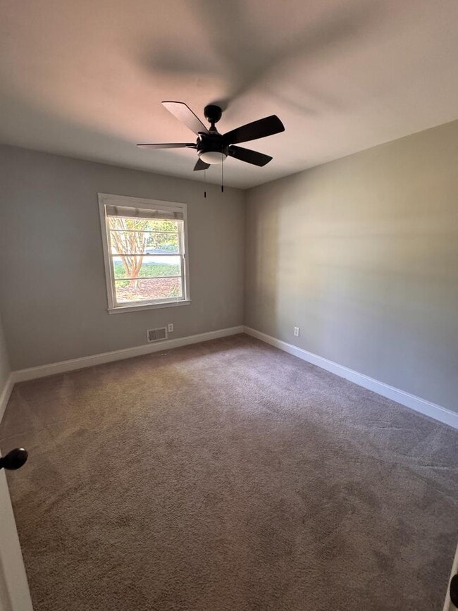 Building Photo - 2002 E Drew Valley Rd NE