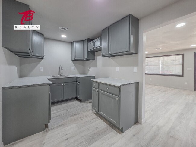 Building Photo - Charming and Newly Renovated 4-Bedroom Hom...