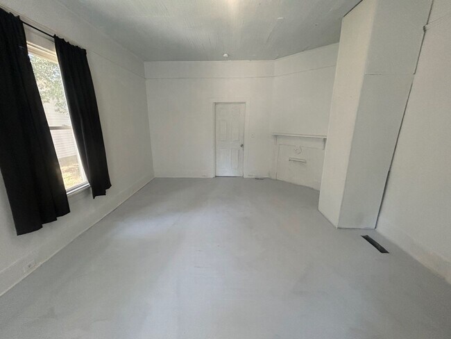 Building Photo - 110 Huger St