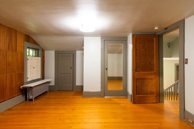 Building Photo - Inviting Stone Home for Rent – Walking Dis...