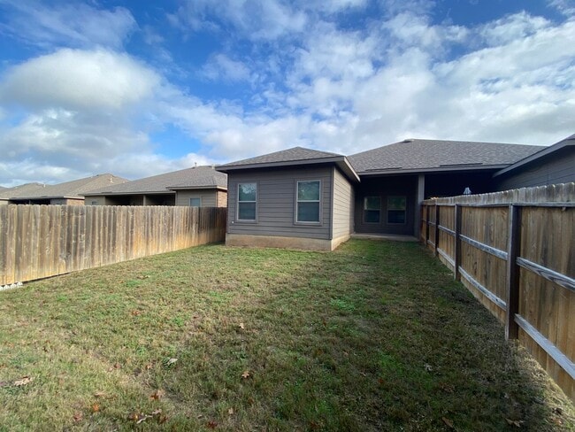 Building Photo - 3/2/2 Duplex / Less than 1 Mile to Gruene / Fridge Included/ Gas Cooking / Covered Patio / CISD