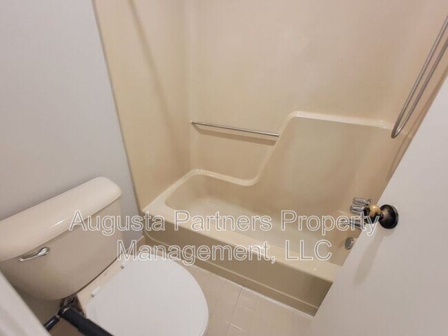Building Photo - 165 Ashley Cir