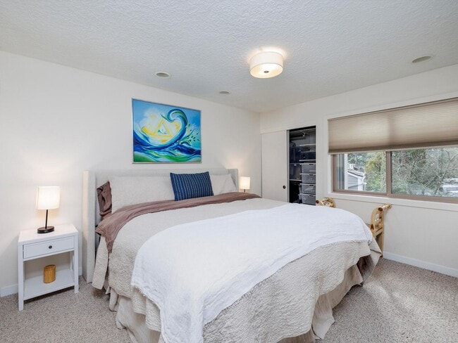 Building Photo - Beautiful 3 bedroom unit near in Lake Oswe...