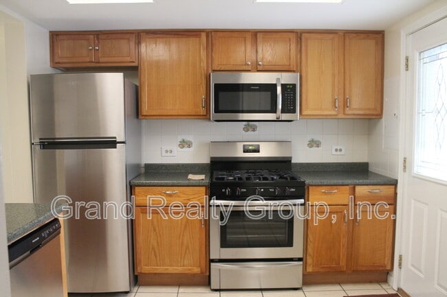 Building Photo - 440 Meadow Green Ln