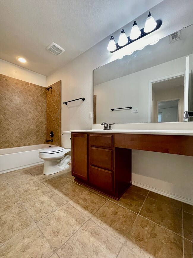 Building Photo - Spacious 4 Bedroom Home with Multiple Livi...