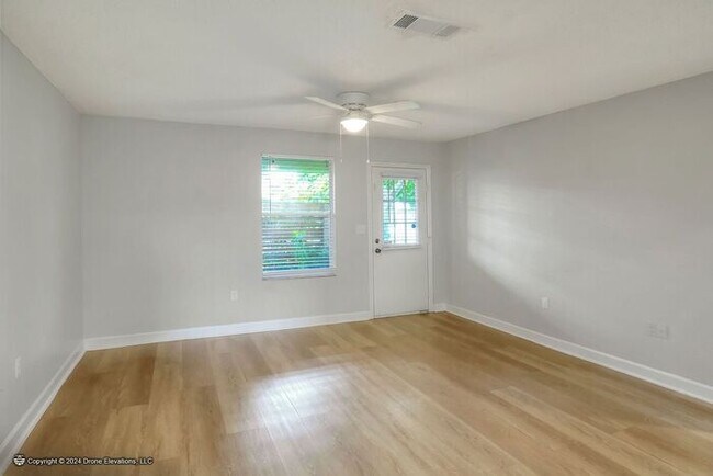 Building Photo - ***2ND MONTH RENT FREE + $600 SECURITY DEPOSIT!