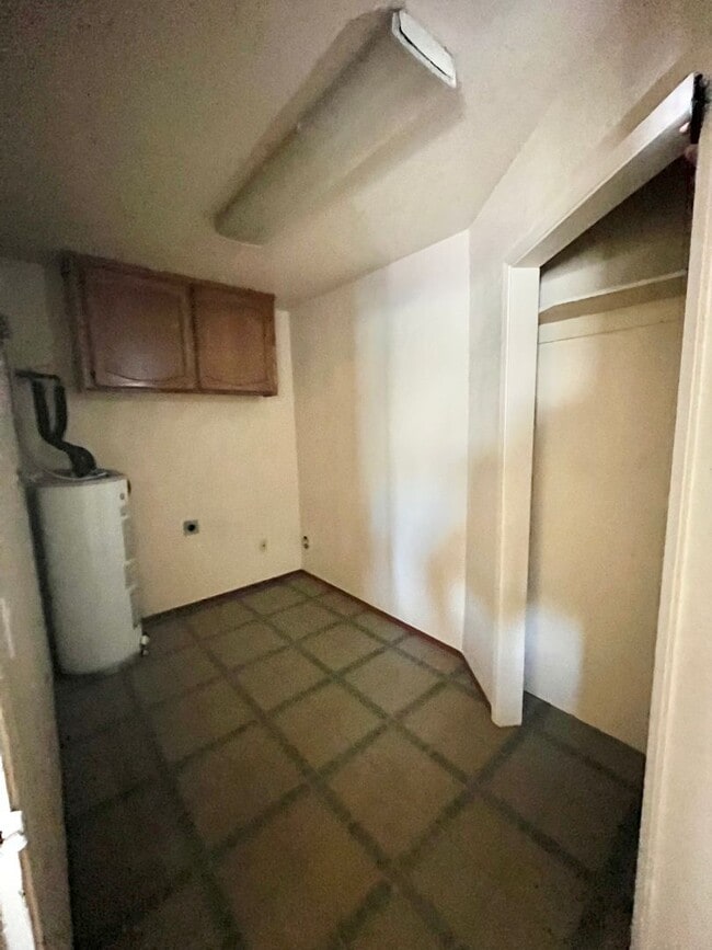 Building Photo - MUST SEE!! One Bedroom One Bath Duplex In ...