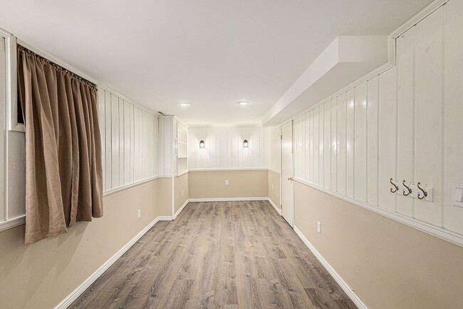 Building Photo - Cheyenne Canyon / 3 bedroom, 2 car garge, ...