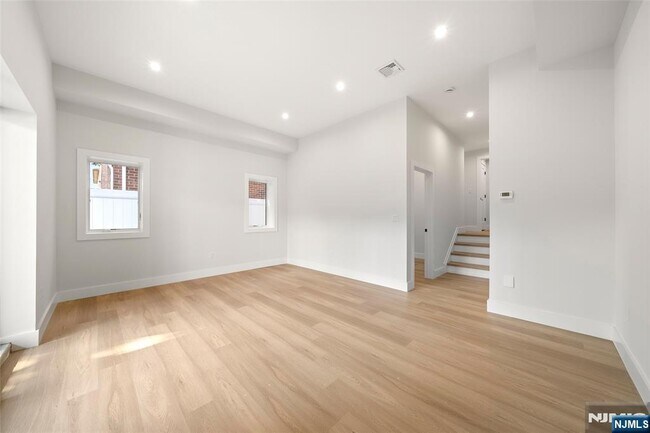 Building Photo - 450 N 10th St