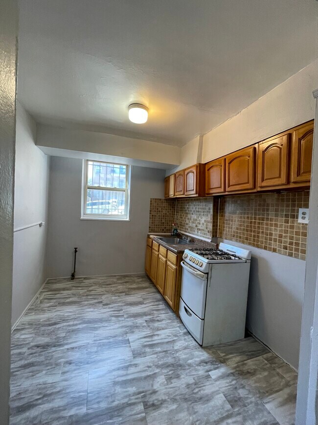 60 Crawford Ave B - 58 Crawford St