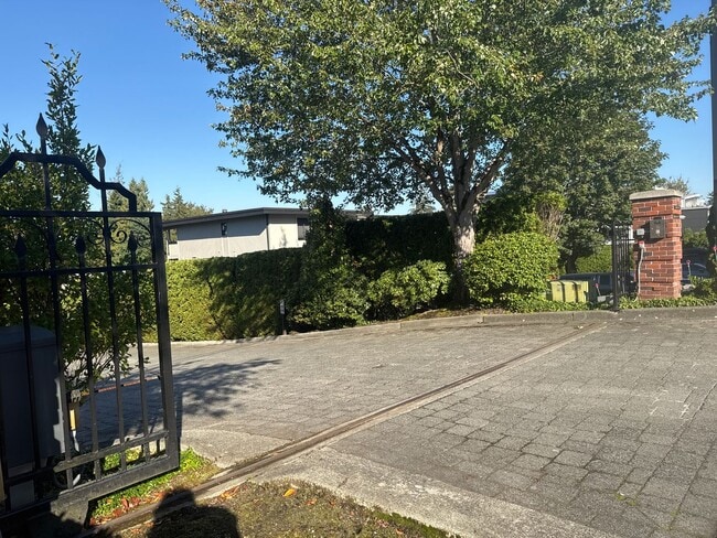 Building Photo - Dec Special Promotion!  Exceptional 3 bed, 3 bath in Houghton Kirkland.  Move in Ready.