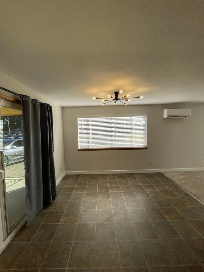 Building Photo - 2002 King St