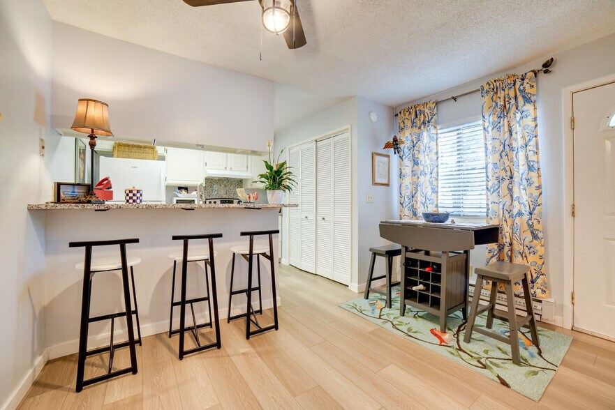 Building Photo - 4951 Catalina Dr