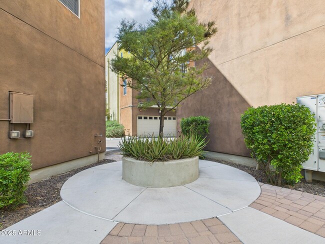 Building Photo - 4816 N Woodmere Fairway